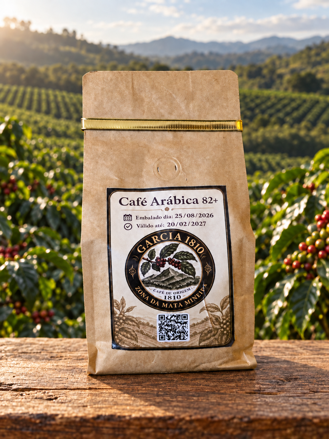 Composição ilustrativa do pacote Café Garcia 1810 com rótulo Café Arábica 82+, sobre madeira, com fileiras de café e colinas ao fundo